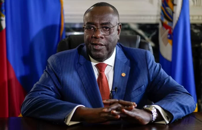 Ambassadeur Bocchit Edmond rend hommage à la PNH pour son 31e anniversaire