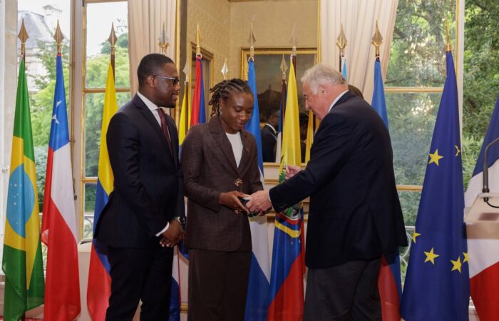 Melchie Daëlle Dumornay reçoit la Médaille d’honneur du Sénat français